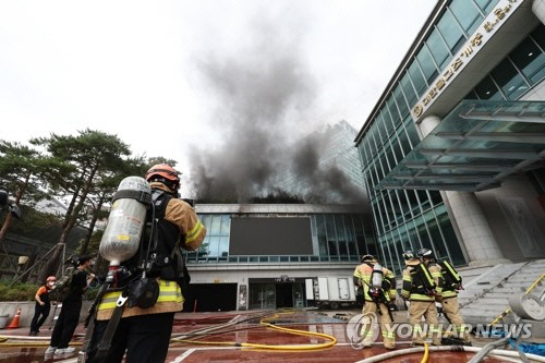 소방대가 10일 서울 종로구 조계사 옆 불교중앙박물관에서 발생한 화재를 진압하고 있다. [연합뉴스]